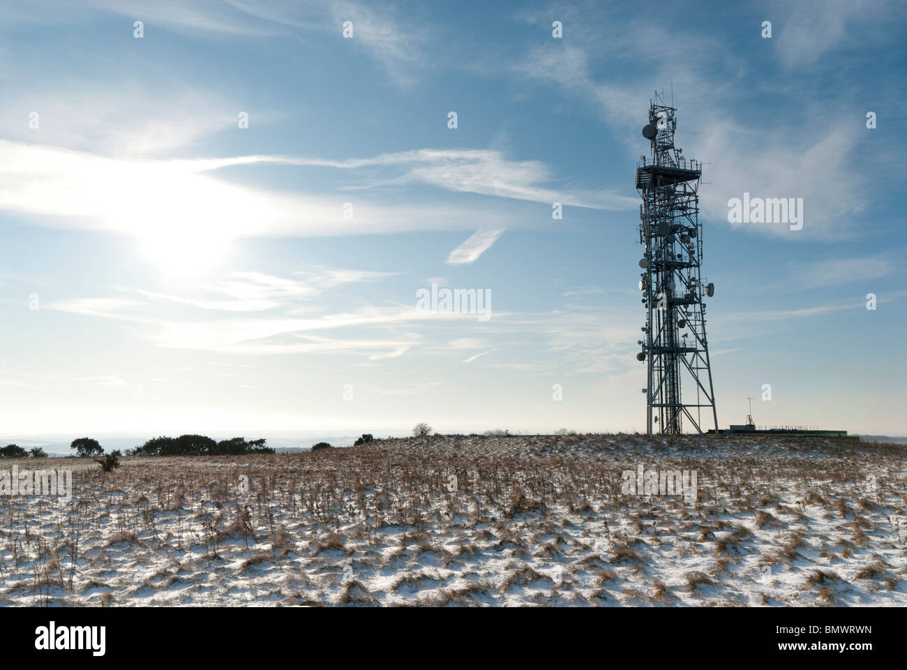 Radio und Handy-Mast auf dem Schnee bedeckt Butser Hill auf den South downs Stockfoto