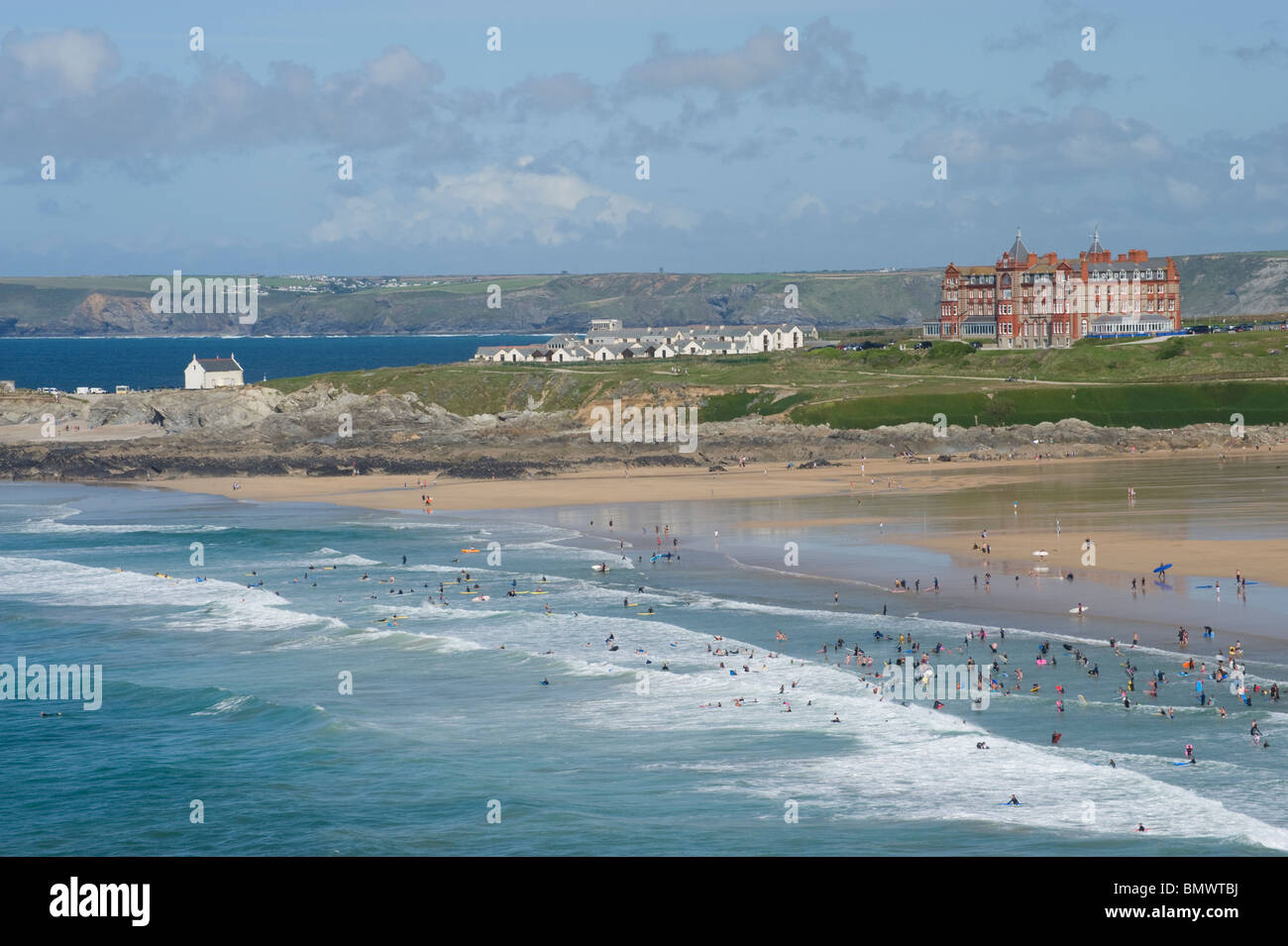 Menschen, die schwimmen und Bodyboard an einem Strand in der Nähe von Newquay, Cornwall, England Stockfoto