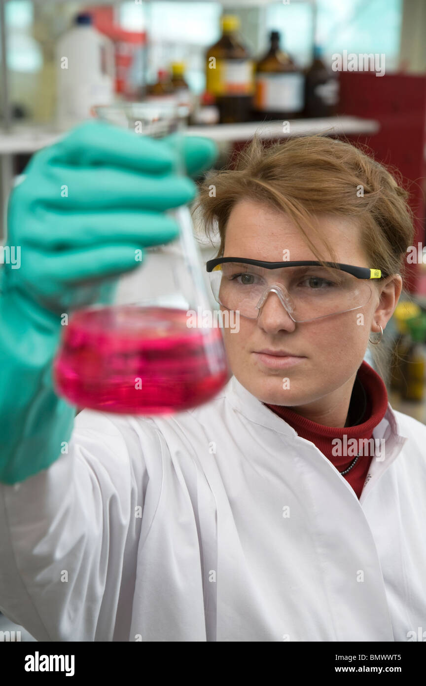 Azubi-Laborantin bei Evonik, Marl, Deutschland Stockfoto