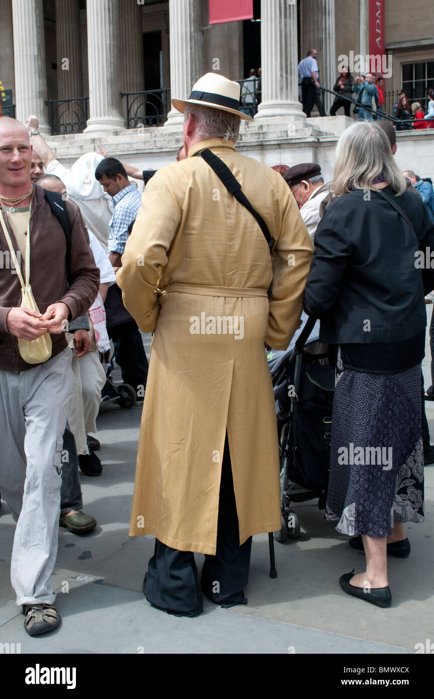 Mann mit langen Mantel an der Hare-Krishna-Festival der Streitwagen, Trafalgar Square, London, 20. Juni 2010, Großbritannien Stockfoto Mann mit langen Mantel an der Hare-Krishna-Festival der Streitwagen, Trafalgar Square, London, 20. Juni 2010, Großbritannien Stockfoto