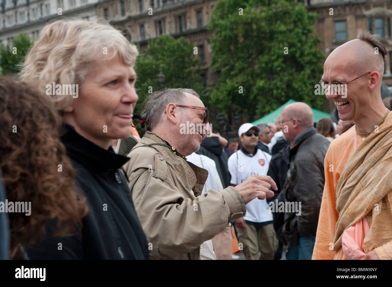 Treffen mit Freunden bei Hare Krishna Chariot Festival, Trafalgar Square, London, 20. Juni 2010, UK Stockfoto Treffen mit Freunden bei Hare Krishna Chariot Festival, Trafalgar Square, London, 20. Juni 2010, UK Stockfoto