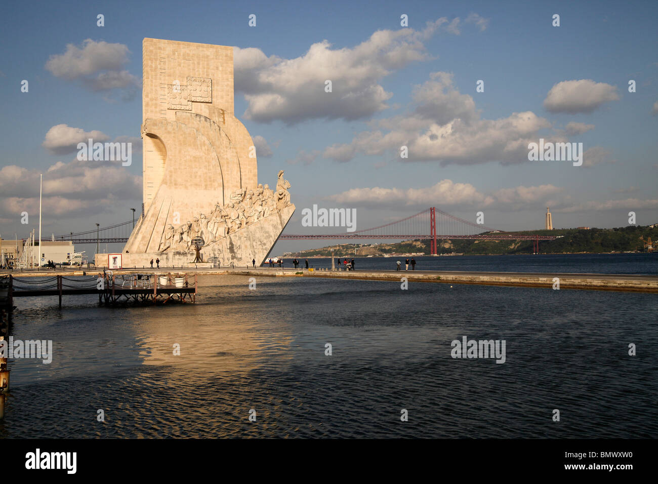 Denkmal der Entdeckungen Padrão Dos Descobrimentos und die Brücke Ponte 25 de Abril in Belem, Lissabon, Portugal, Europa Stockfoto