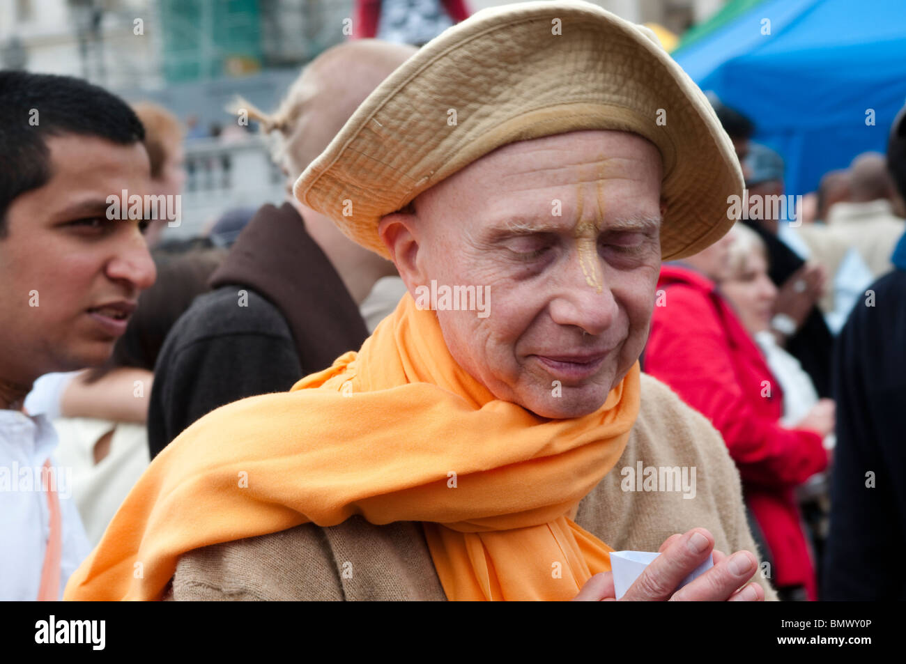 Moment der Ruhe an der Hare-Krishna-Chariot-Festival, Trafalgar Square, London, 20. Juni 2010, Großbritannien Stockfoto