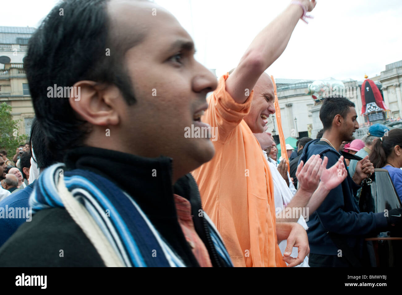 Anhänger tanzen und singen an der Hare-Krishna-Festival der Streitwagen, Trafalgar Square, London, 20. Juni 2010, UK Stockfoto Anhänger tanzen und singen an der Hare-Krishna-Festival der Streitwagen, Trafalgar Square, London, 20. Juni 2010, UK Stockfoto