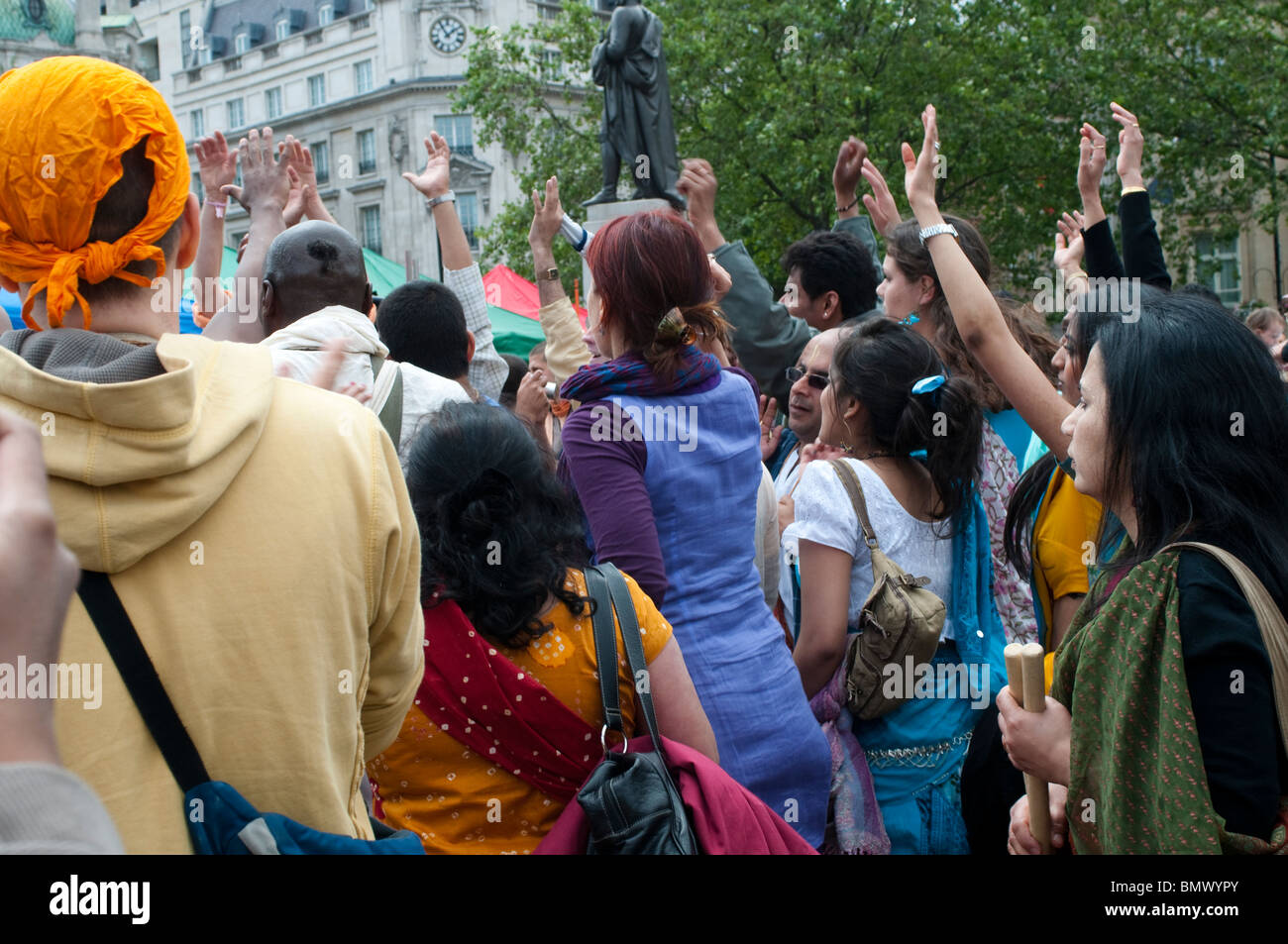 Anhänger tanzen und singen an der Hare-Krishna-Festival der Streitwagen, Trafalgar Square, London, 20. Juni 2010, UK Stockfoto Anhänger tanzen und singen an der Hare-Krishna-Festival der Streitwagen, Trafalgar Square, London, 20. Juni 2010, UK Stockfoto
