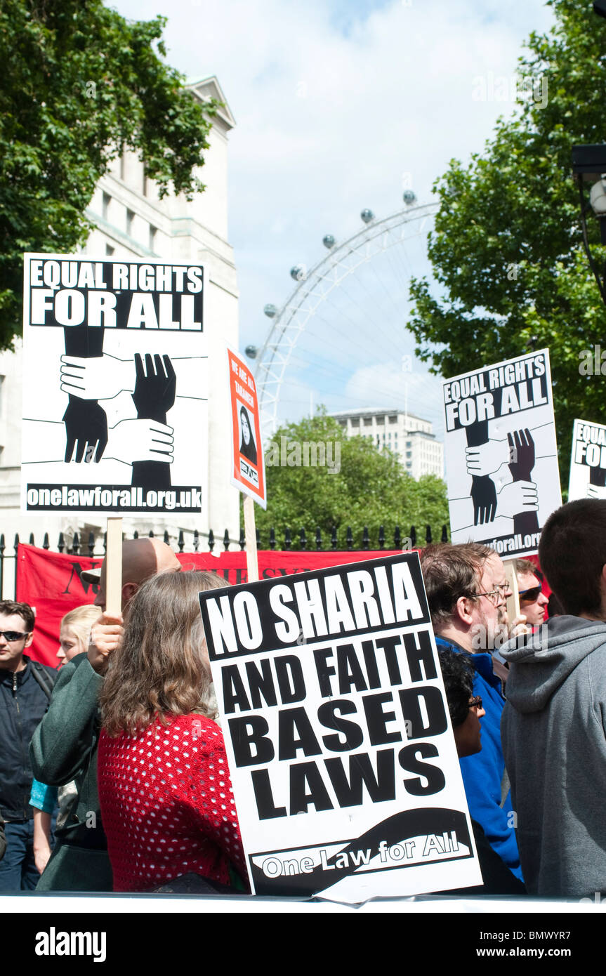 Ein Gesetz für alle anti-Scharia Demonstration, Whitehall, London, UK, 20. Juni 2010 Stockfoto