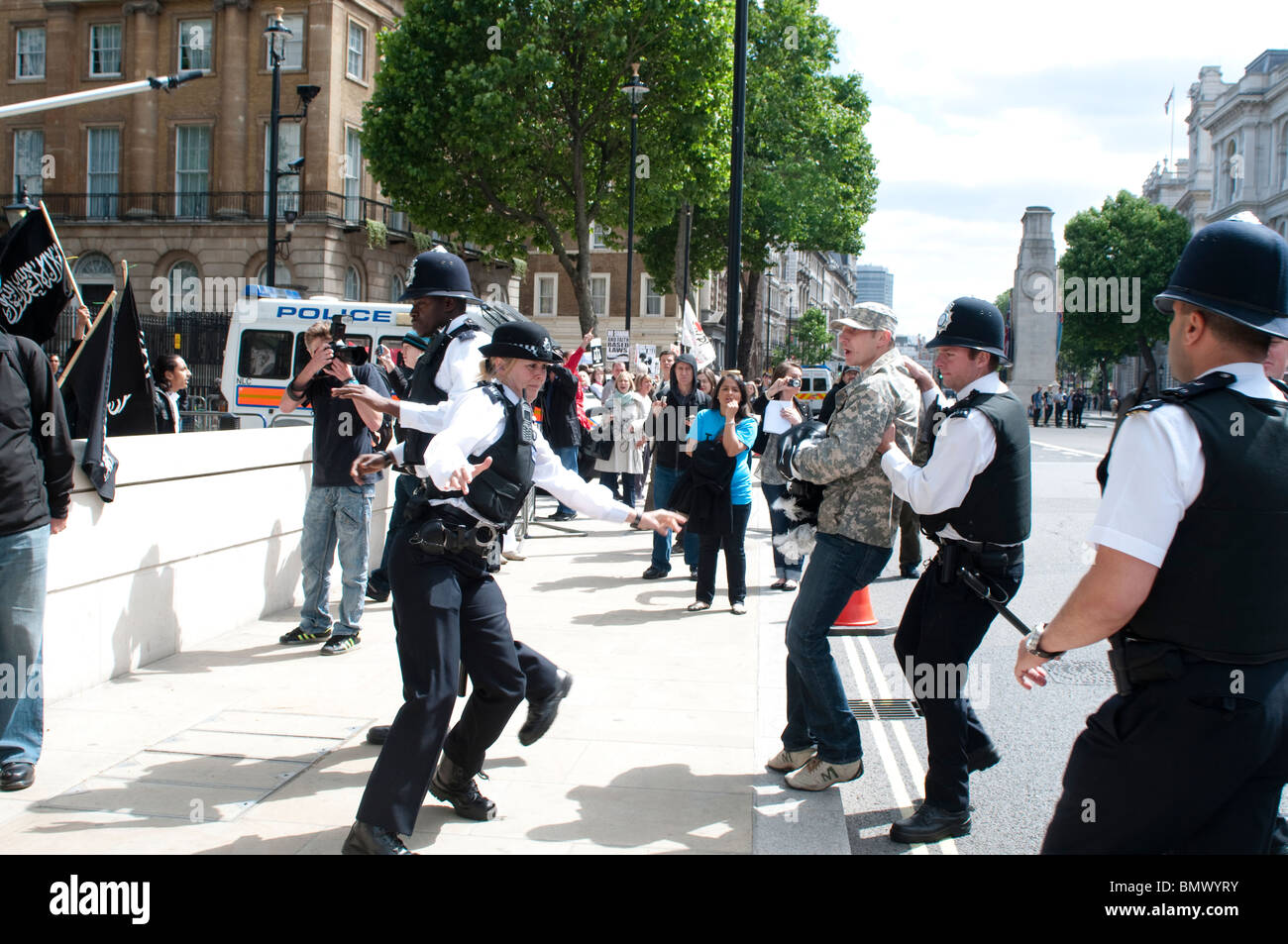 Polizei fangen den Mann, der Scharia Demonstranten, Whitehall, London, Großbritannien, 20. Juni 2010 verhöhnt Stockfoto