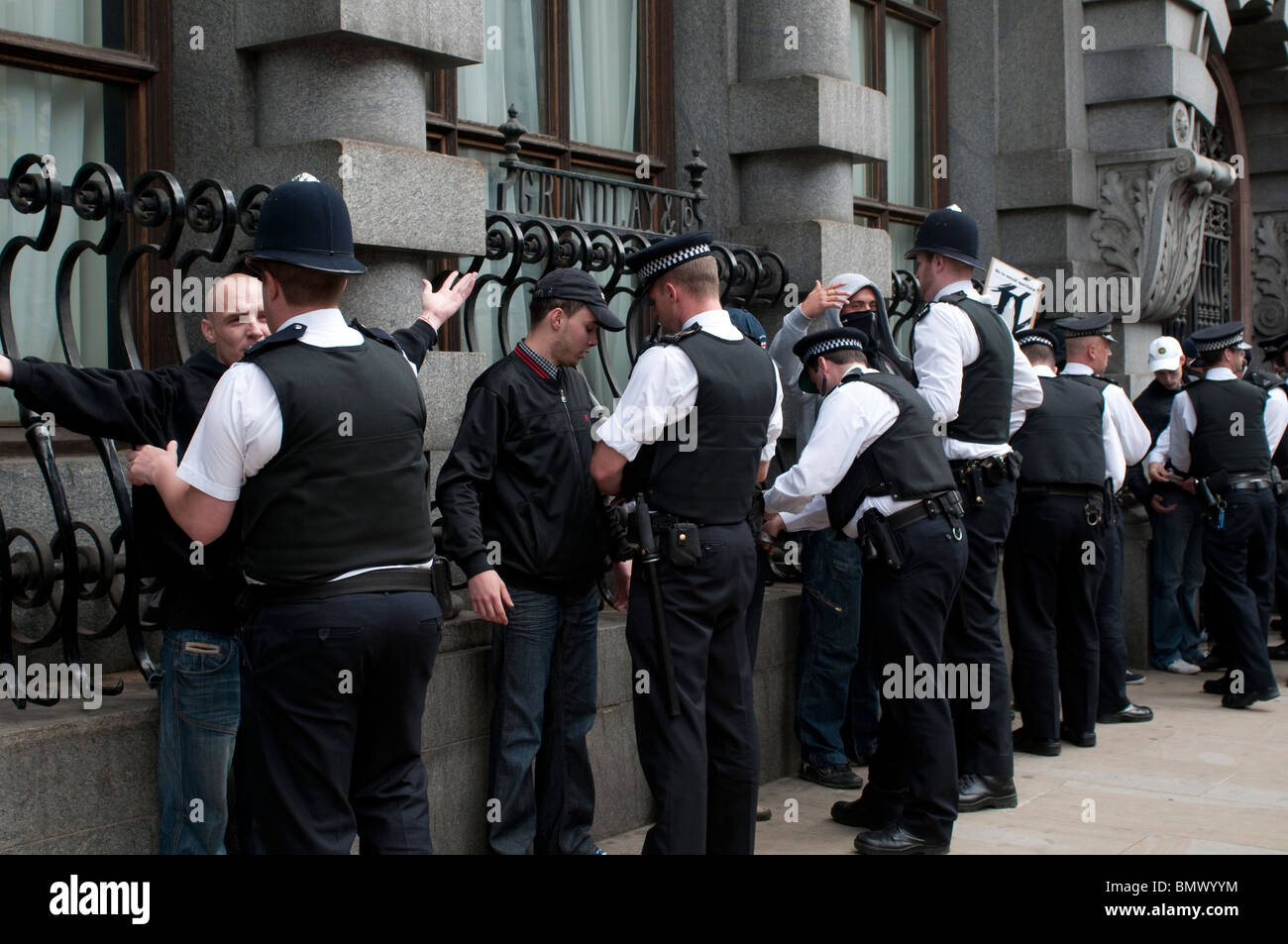 Polizei suchen Mitglieder English Defense League (LDF), Whitehall, London, UK, 20. Juni 2010 Stockfoto