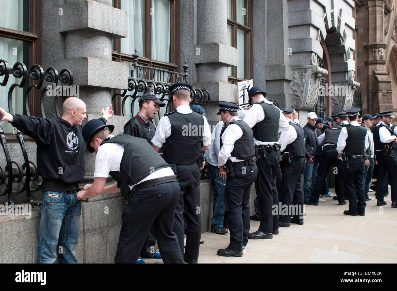 Polizei suchen Mitglieder English Defense League (LDF), Whitehall, London, UK, 20. Juni 2010 Stockfoto