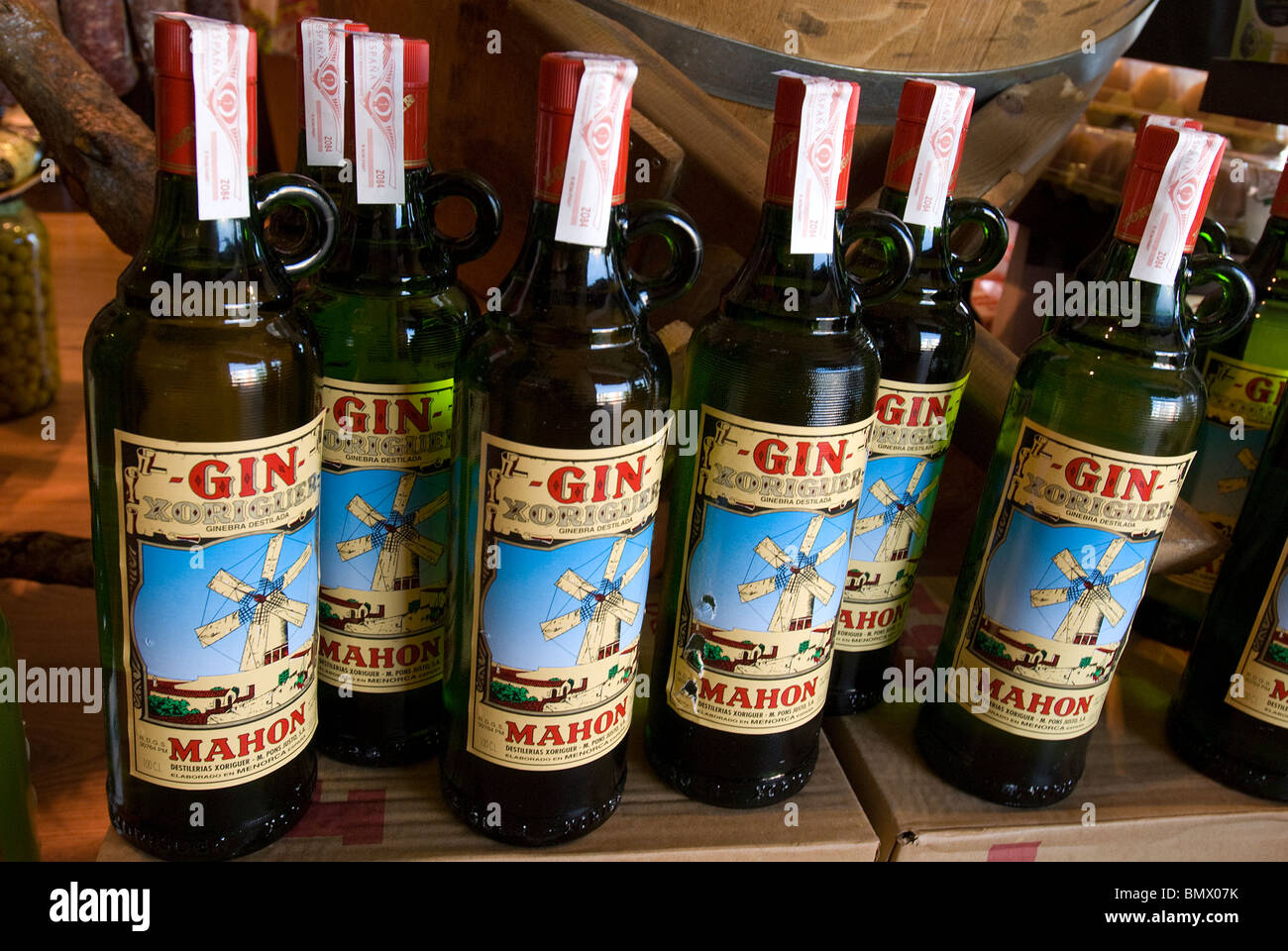 Mahon Gin Flaschen, Mahon, Menorca, Balearen, Spanien Stockfoto