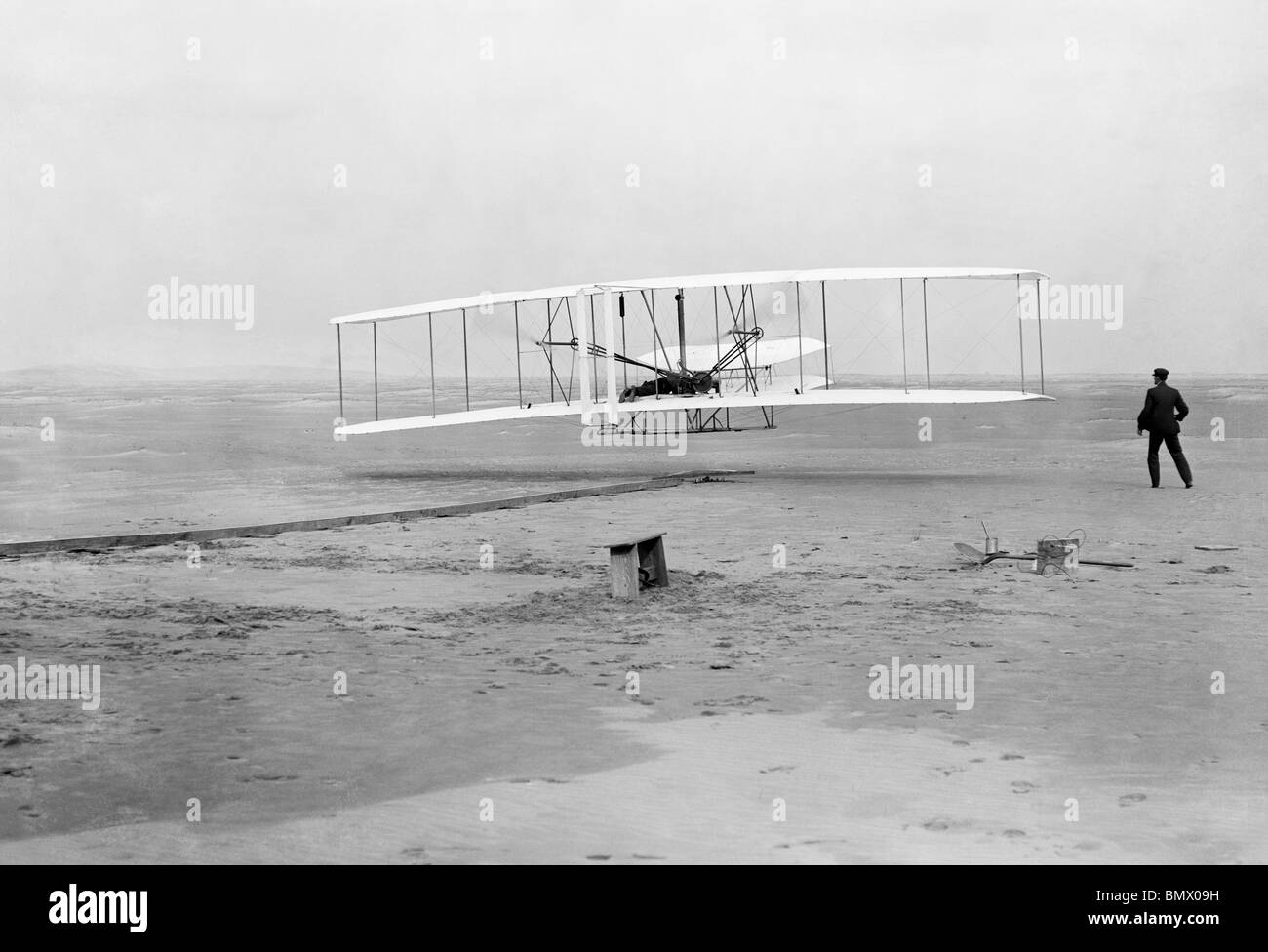 Historisches Foto der ersten jemals angetrieben, gesteuert und nachhaltig schwerer als Luftflug der Gebrüder Wright im Jahre 1903. Stockfoto
