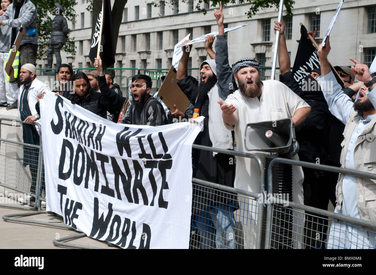 Islamistische Demonstranten mit dem Banner "die Scharia wird die Welt beherrschen", Demonstranten des Sharia Law, Whitehall, London, Großbritannien, Juni 2010 Stockfoto