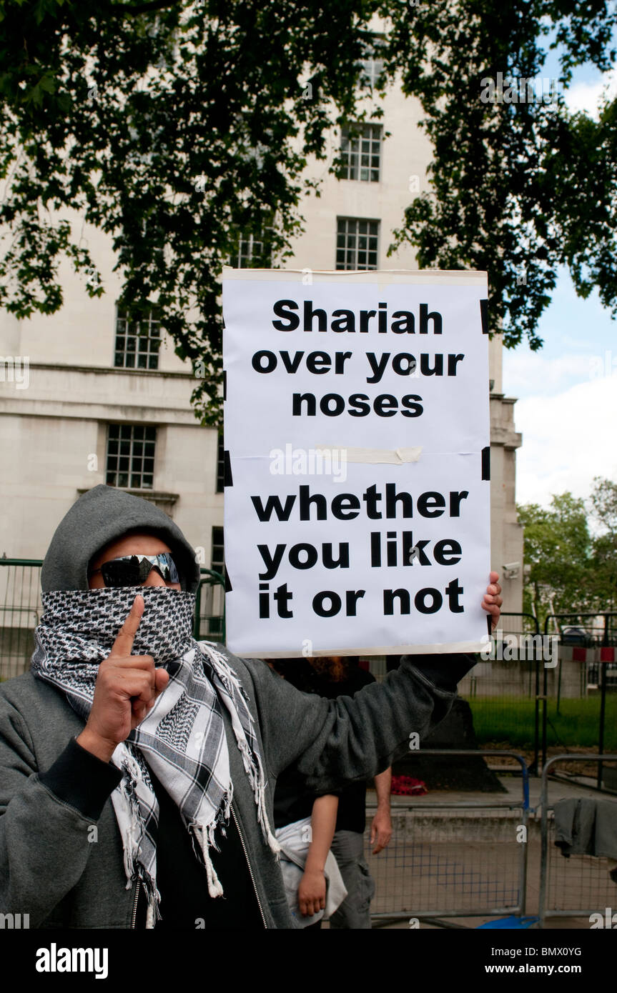 Islamistischer Protestler mit dem Pplacard "Sharia über die Nase, ob du es magst oder nicht", Sharia Law Demonstrators, Whitehall, London, Großbritannien, Juni 2010 Stockfoto