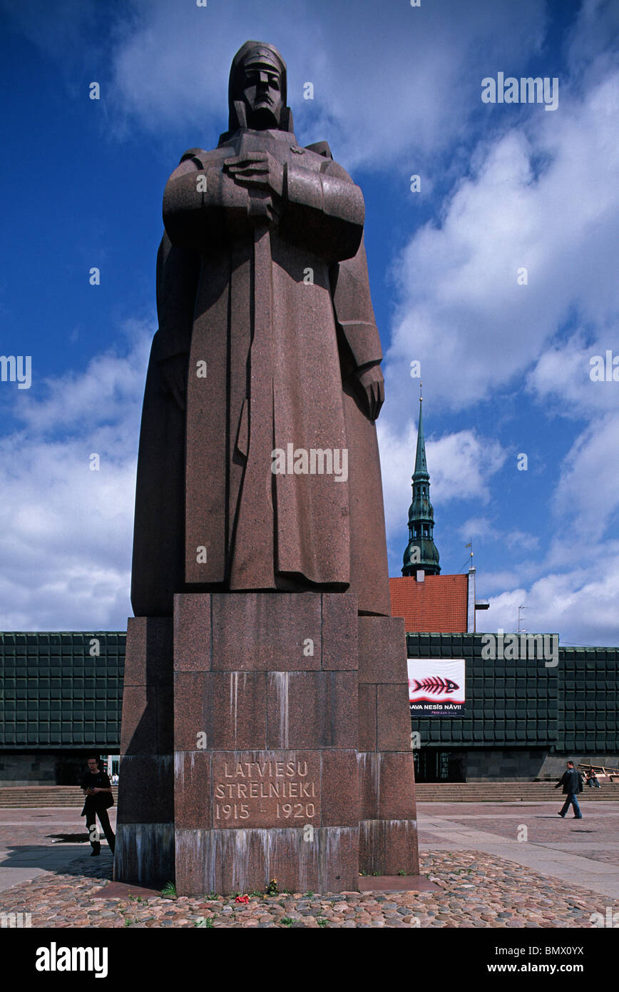 Lettland, Riga, Altstadt, Lettischen Gewehrschützen Statue Stockfoto