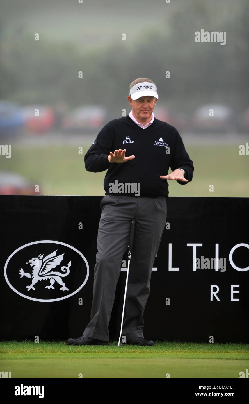 Der Golfspieler Colin Montgomerie erscheint, seine ruhige Hand auf die Praxis am The Celtic Manor Wales Open Golf Tourname grün zu überprüfen Stockfoto