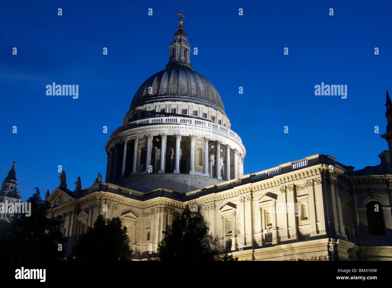 St. Pauls Cathedral in der Nacht London England UK Stockfoto