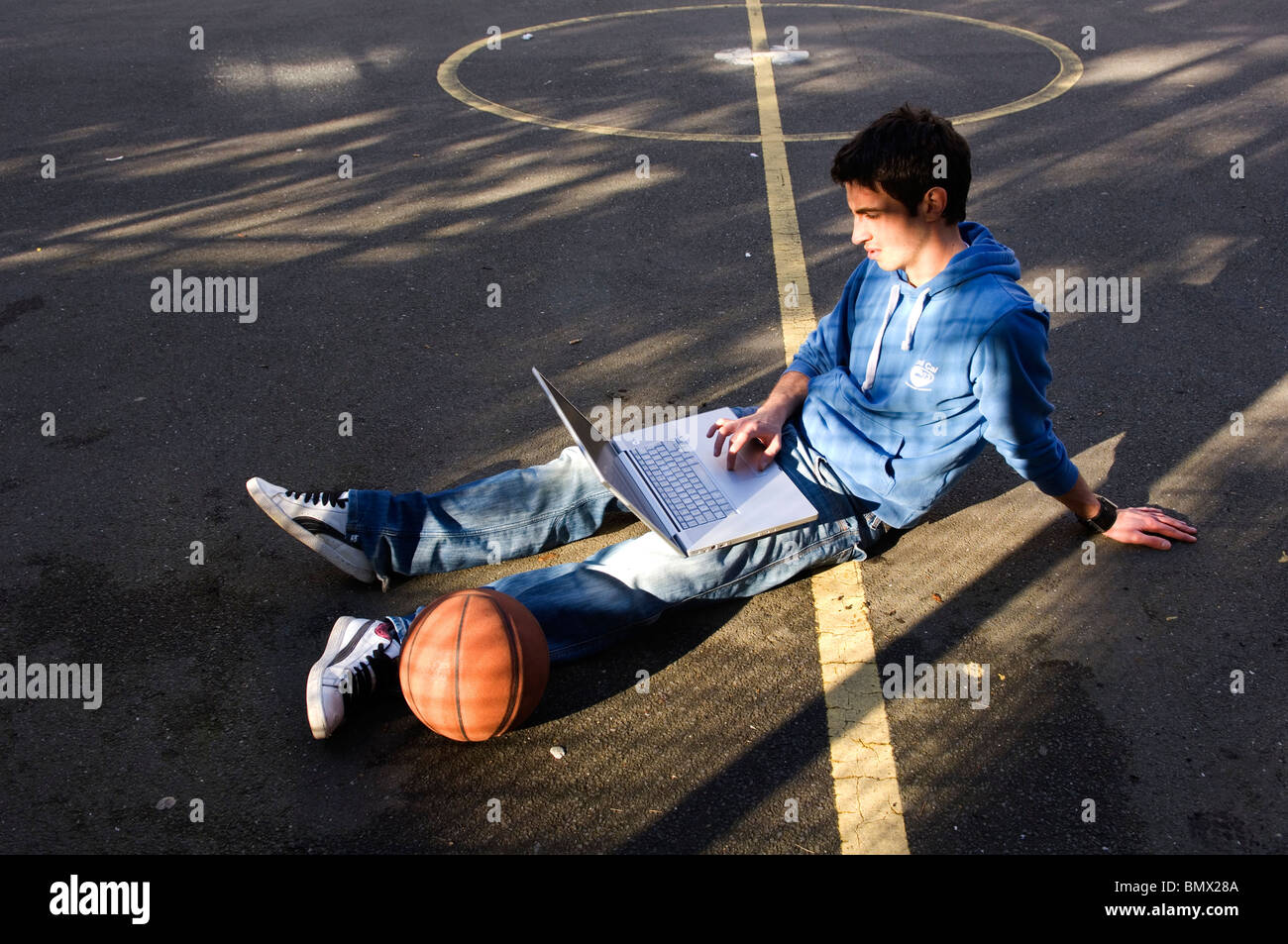Jugend mit Laptop im freien Stockfoto