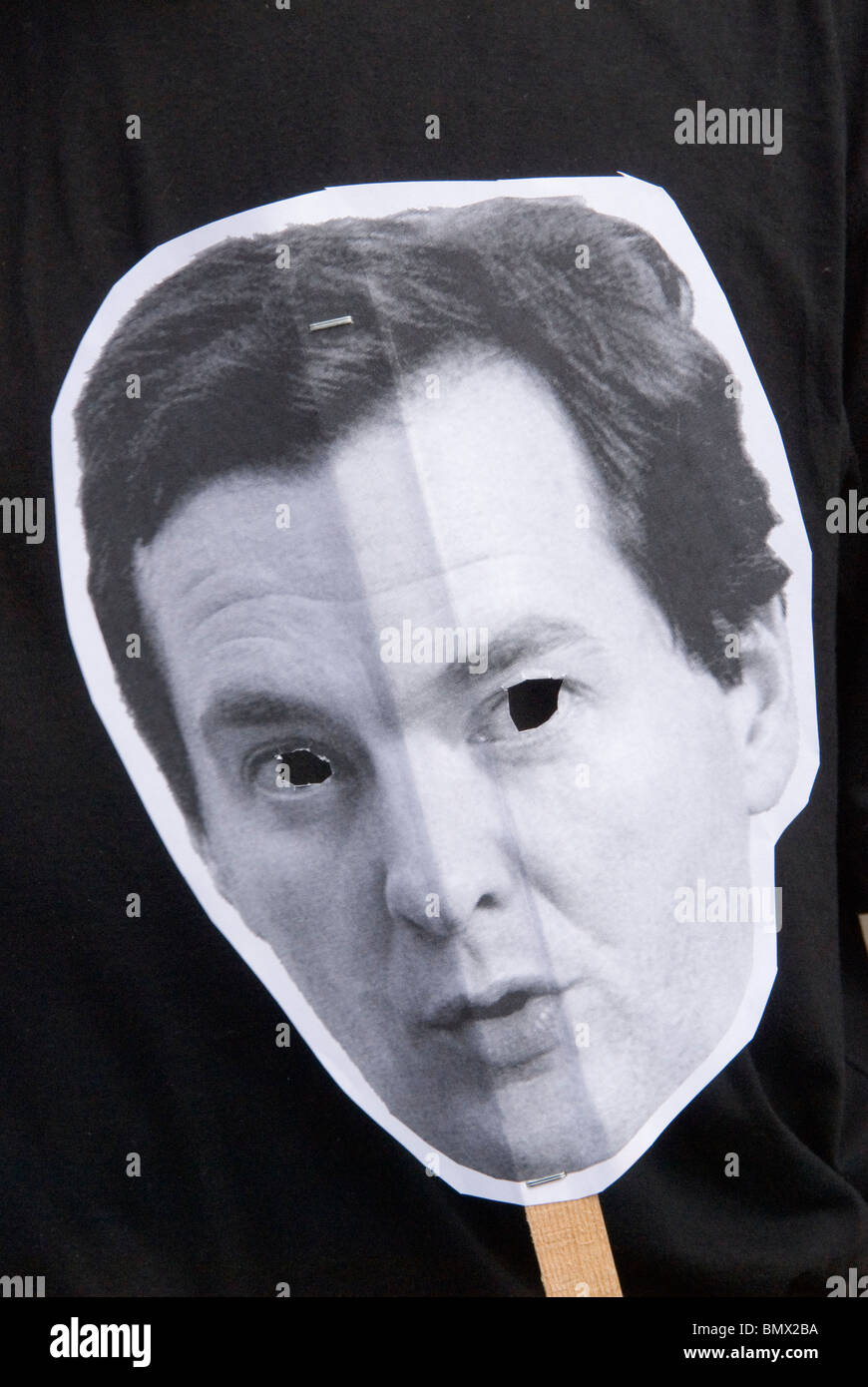 Masken in George Osborne erste Budget Day Demonstration vor Downing Street verwendet. London UK HOMER SYKES Stockfoto