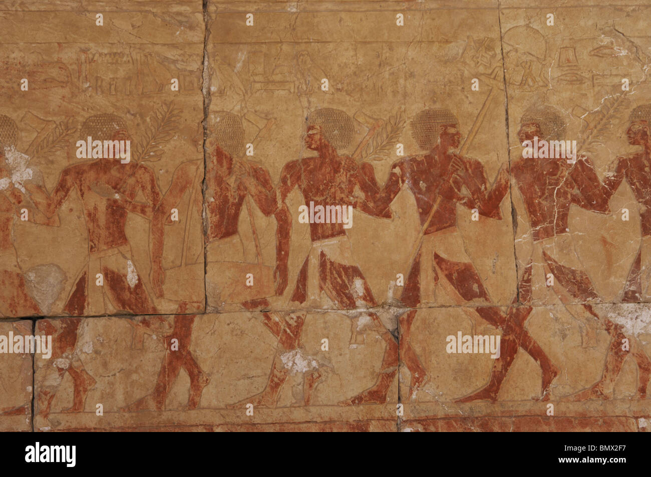 Relief Darstellung der ägyptischen Soldaten in die Expedition in das Land Punt. Tempel der Hatschepsut. Deir el-Bahari. Ägypten. Stockfoto