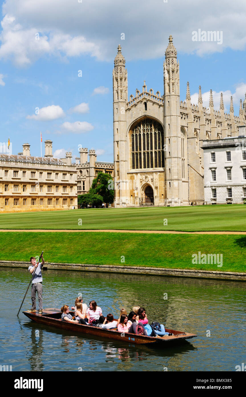 Bootfahren auf dem Fluss Cam am Kings College Chapel, Cambridge, England, UK Stockfoto