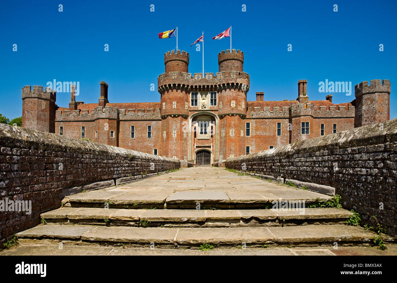 Einen niedrigen Winkel Überblick Herstmonceux Castle in Sussex zeigt die Türme und die Fahnen fliegen Stockfoto