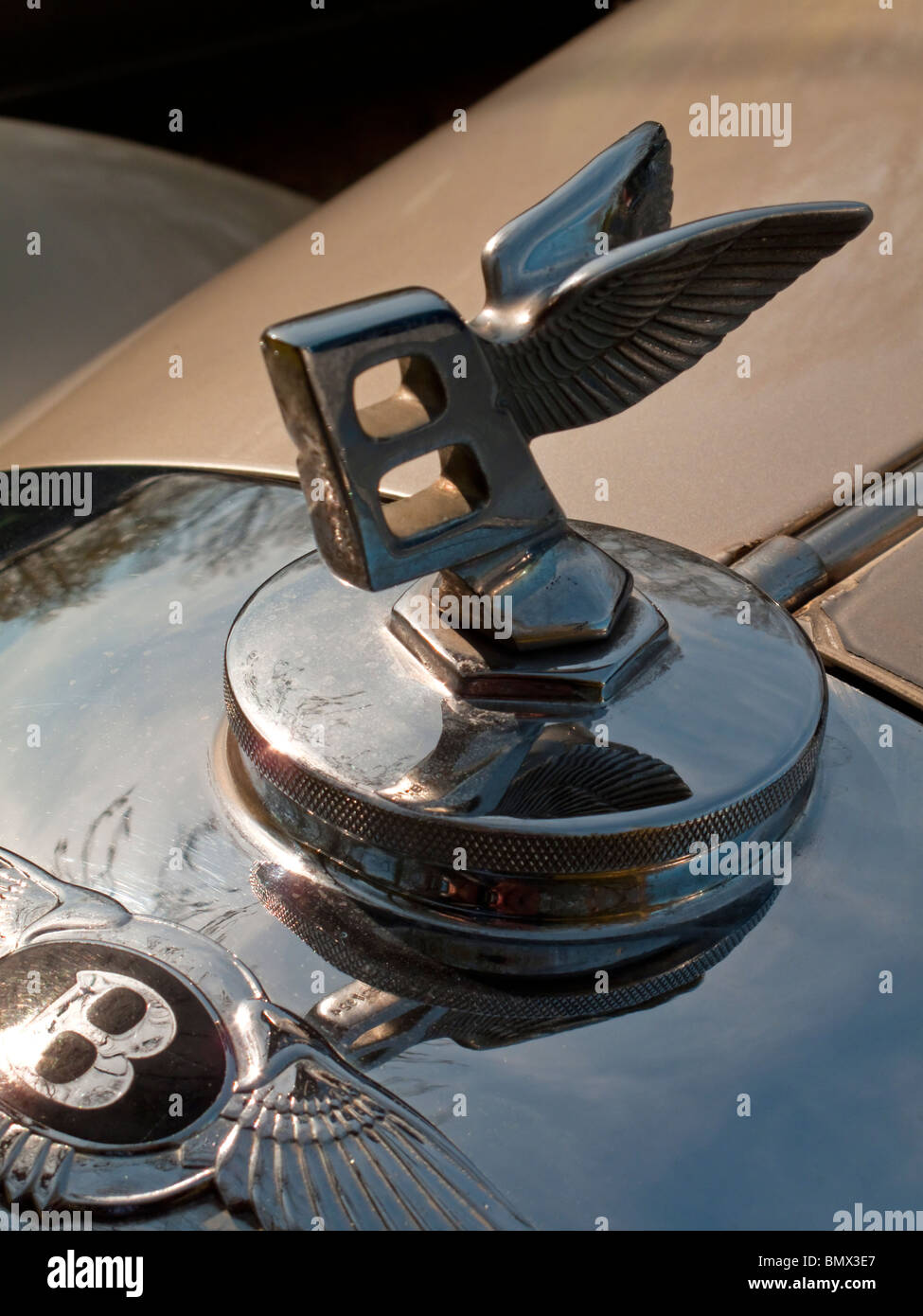 Ansicht des Jahrgangs Nahaufnahme Bentley flying B mit Chrome Flügel Design auf Motorhaube Stockfoto