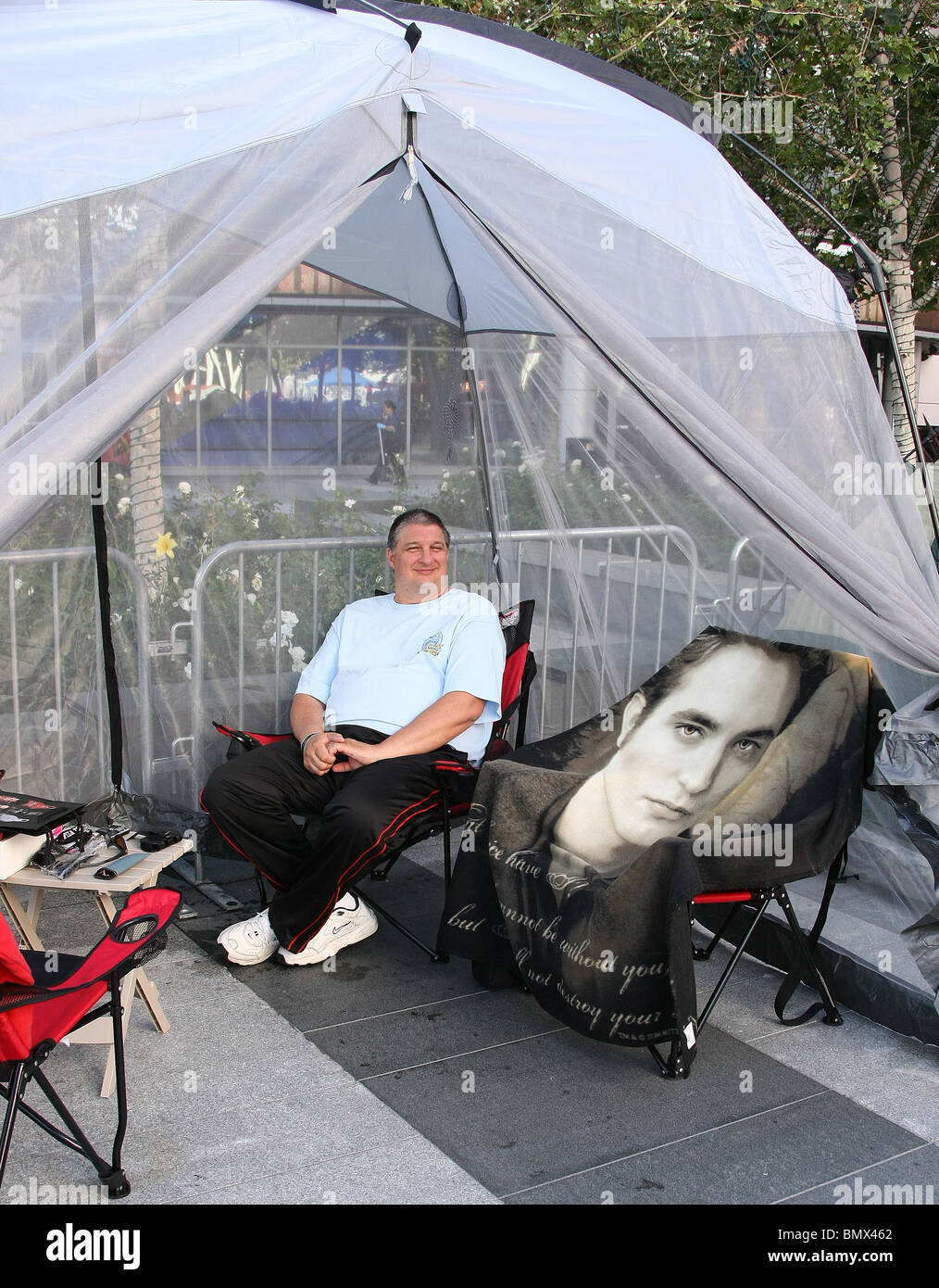 TWILIGHT FANS CAMP OUT FÜR VIER TAGE DIE TWILIGHT SAGA: ECLIPSE FANS CAMPING IN DER SCHLANGE FÜR DIE FILMPREMIERE AM 24. JUNI D Stockfoto