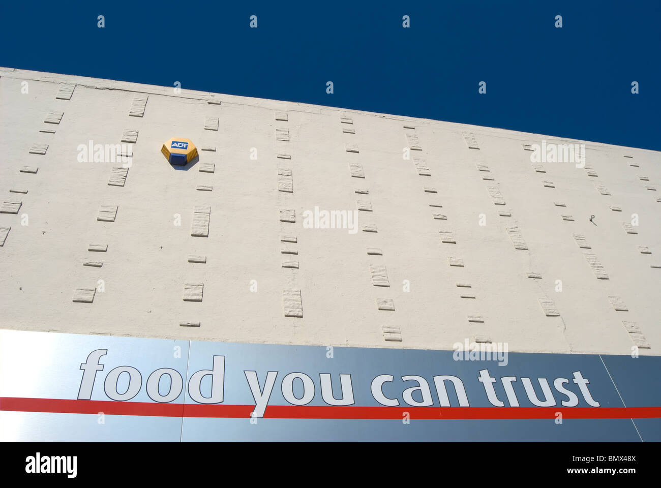 Lebensmittel, die Sie vertrauen können, ein Slogan der Supermarkt-Kette Island auf einem Zweig des Stores in Whitton, Middlesex, england Stockfoto