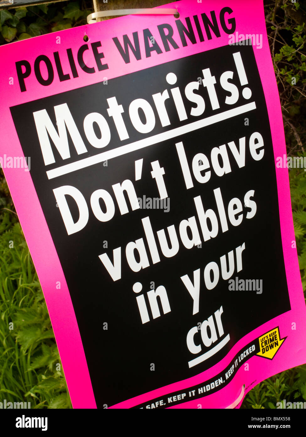 Polizei Warnung Autofahrer Don't lassen Sie Wertsachen In Your Car Zeichen auf einem Parkplatz im Vereinigten Königreich Stockfoto