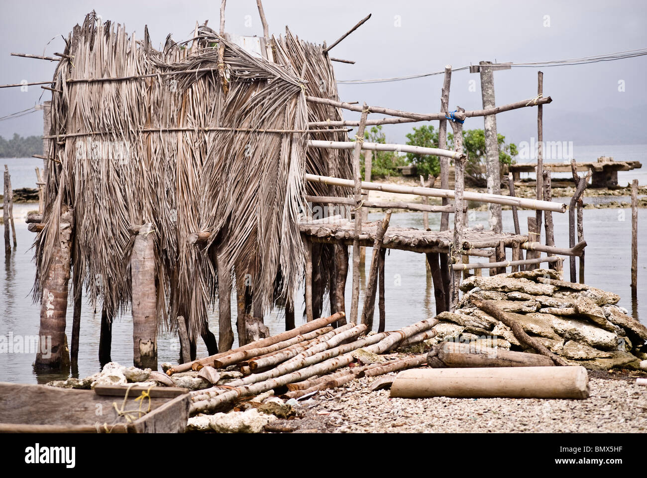 Primitive WC-Anlage auf der Insel von San Ignacio de Tupile, Kuna Yala, Panama Stockfoto