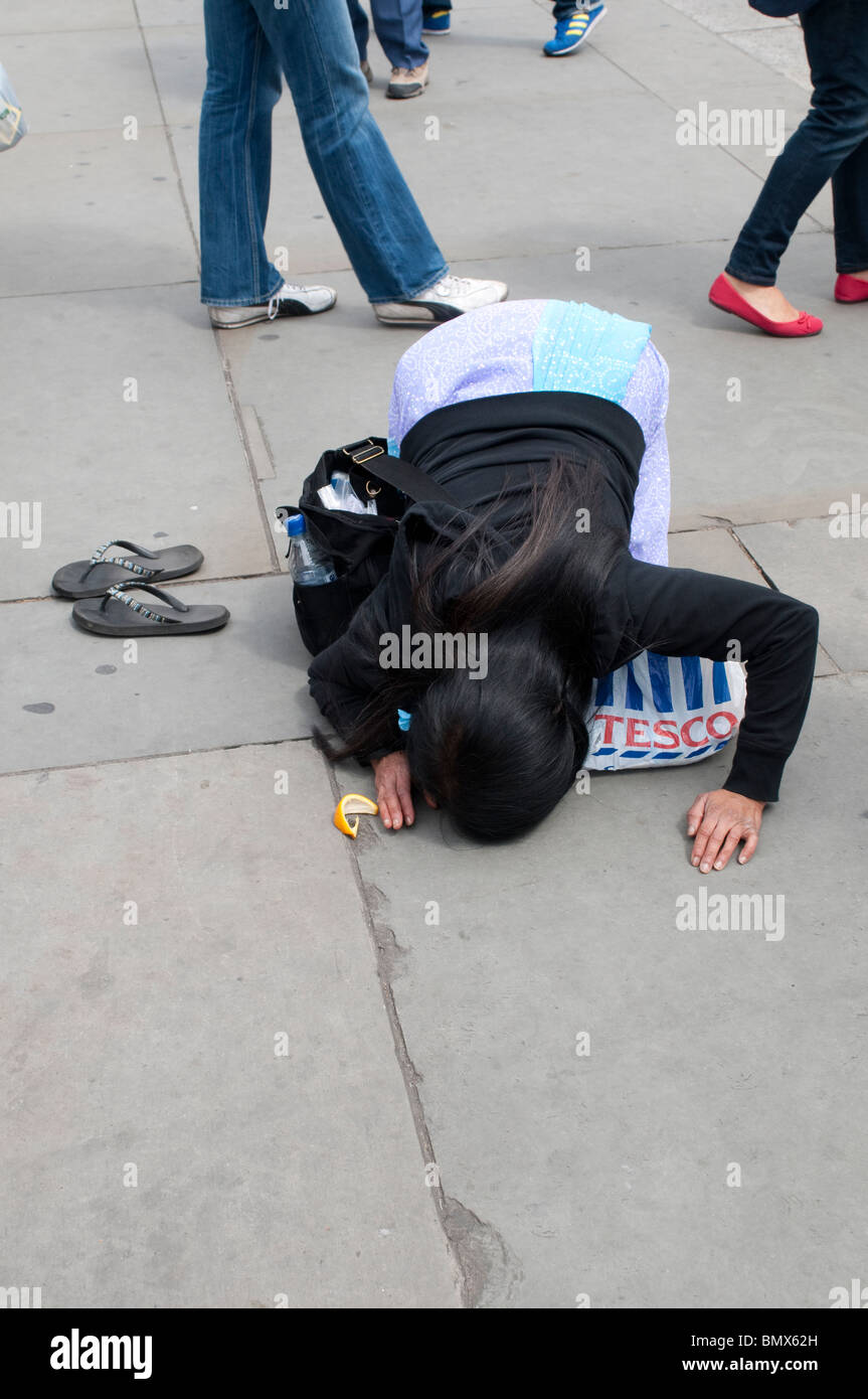 Frau Anhänger wirft bei Hare Krishna Festival der Streitwagen, Trafalgar Square, London, 20. Juni 2010, UK Stockfoto Frau Anhänger wirft bei Hare Krishna Festival der Streitwagen, Trafalgar Square, London, 20. Juni 2010, UK Stockfoto