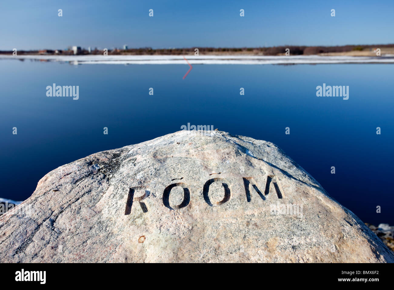 Estnische Wort Freude geschnitzt zu einem Stein am Flussufer, Finnland Stockfoto