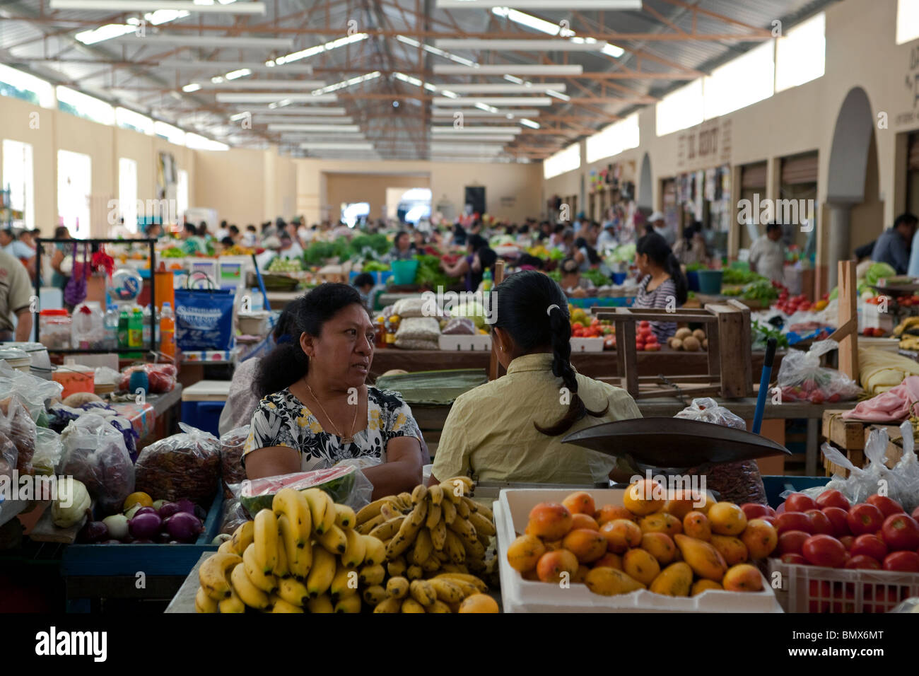 Ansicht von Valladolid Citys Obst und Gemüse Hauptmarkt mit zwei mexikanische Frauen im Vordergrund, umgeben von Obst und Stockfoto