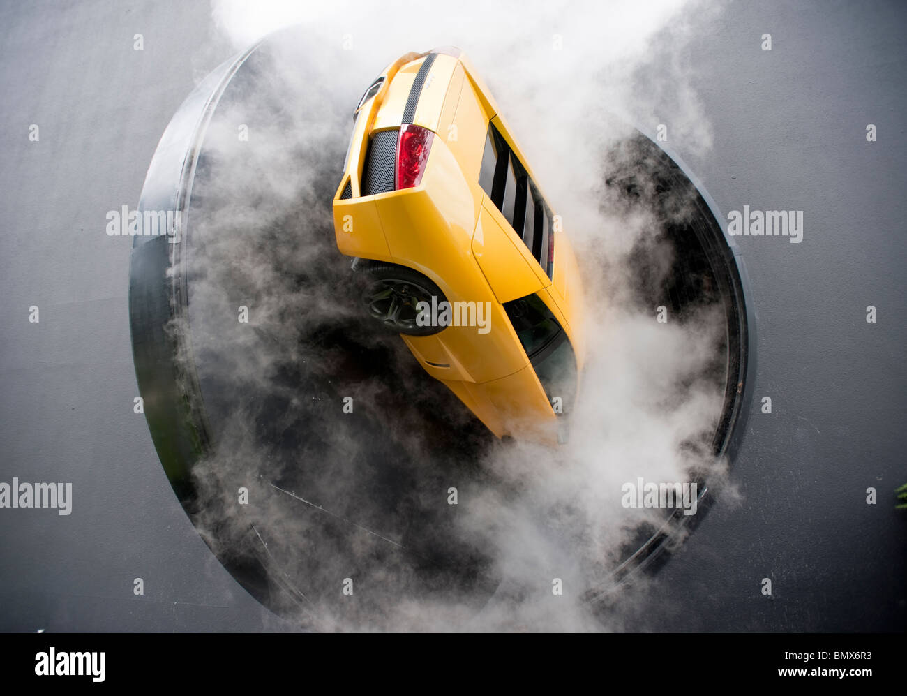 Lamborghini-Supersportwagen auf Drehtür mit Rauch während Display Show im Automuseum Autostadt Volkswagen in Wolfsburg Deutschland Stockfoto