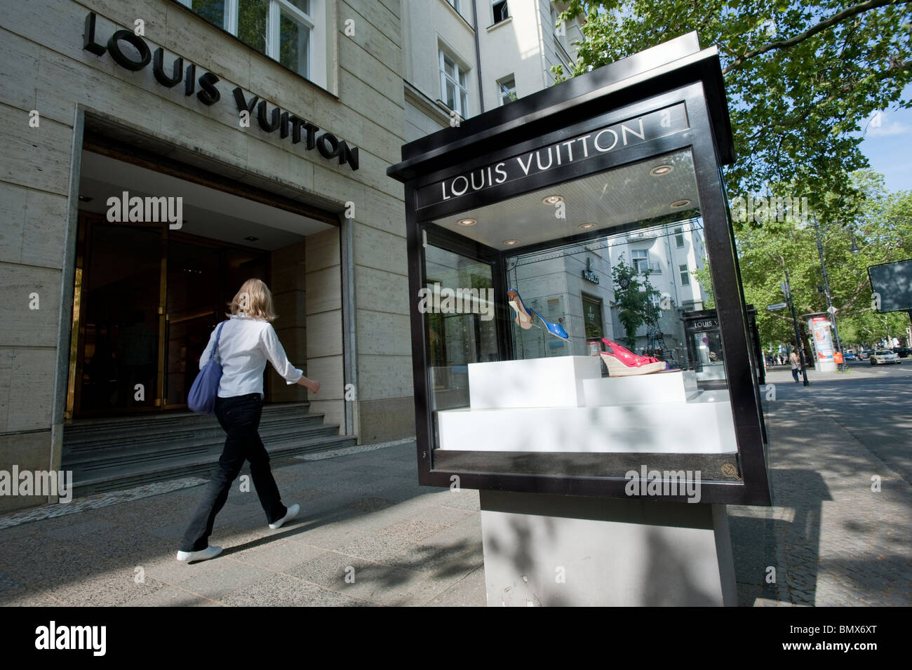 Luxus-Produkte auf dem Display in Vitrinen außerhalb exklusive Geschäfte am Kurfürstendamm in Charlottenburg Berlin Deutschland Stockfoto