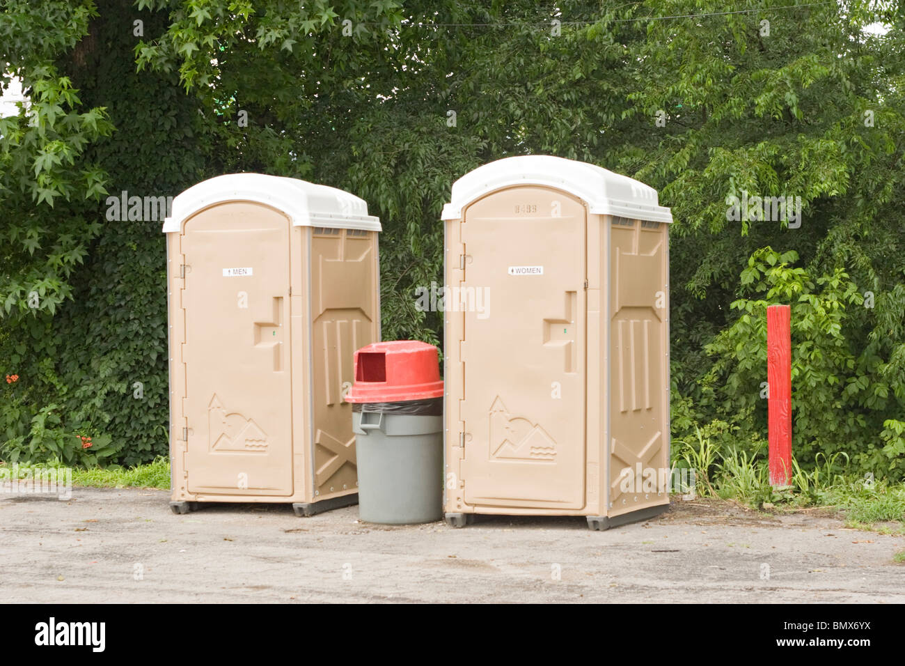 Zwei mobile Toiletten porta Töpfchen setup außen mit Papierkorb Stockfoto