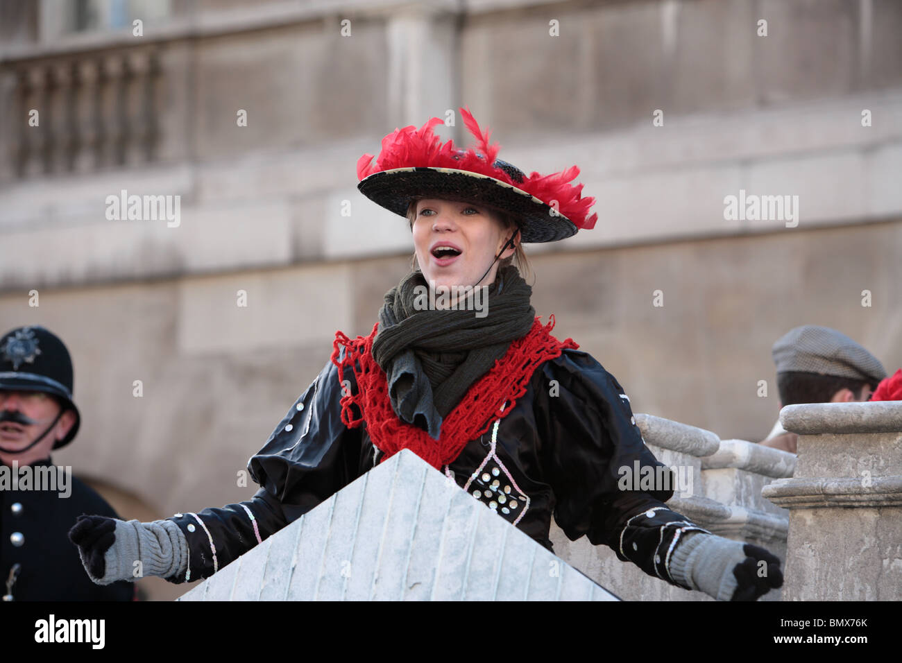 Junge Frau im viktorianischen Kleidung in des neue Jahres Day Parade, Whitehall, Westminster, London WC2 singen. Stockfoto