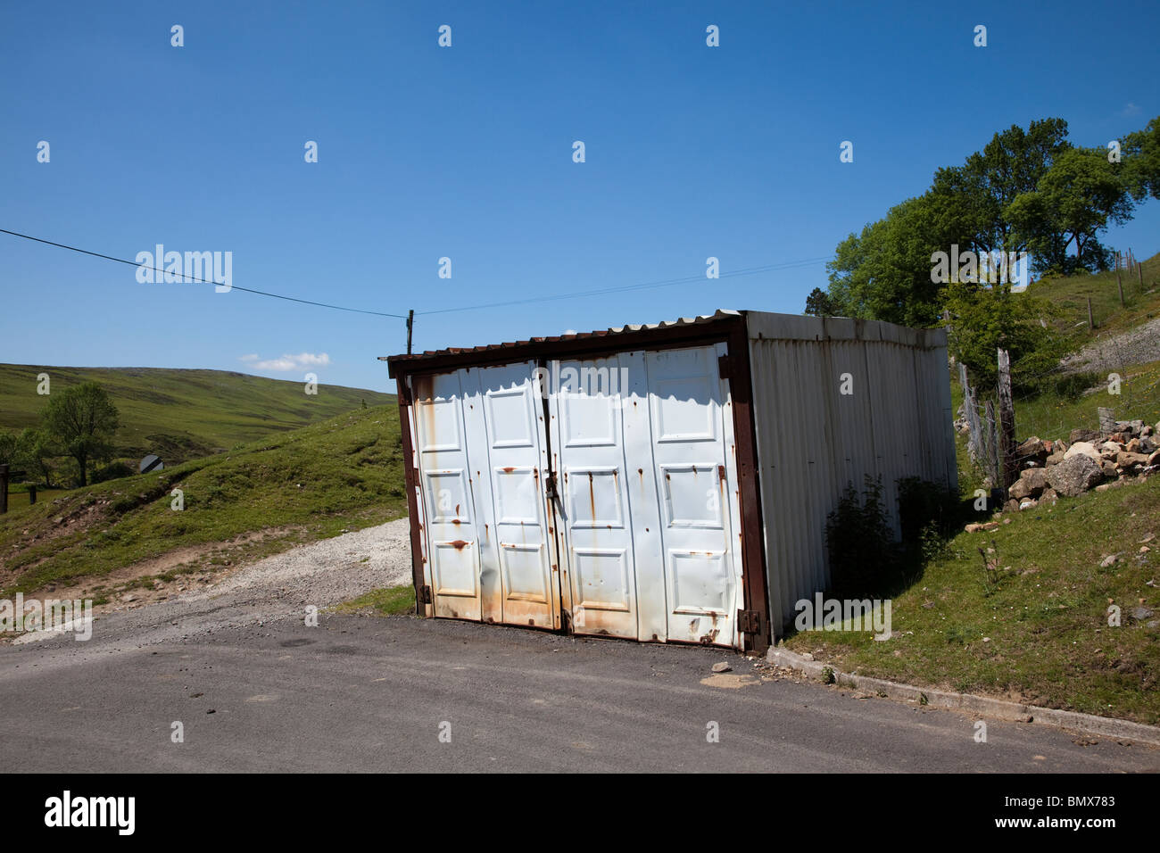 Hausgemachte Garage Karzer gemacht aus Metall am Rand der Mauren er Wales UK vergossen Stockfoto