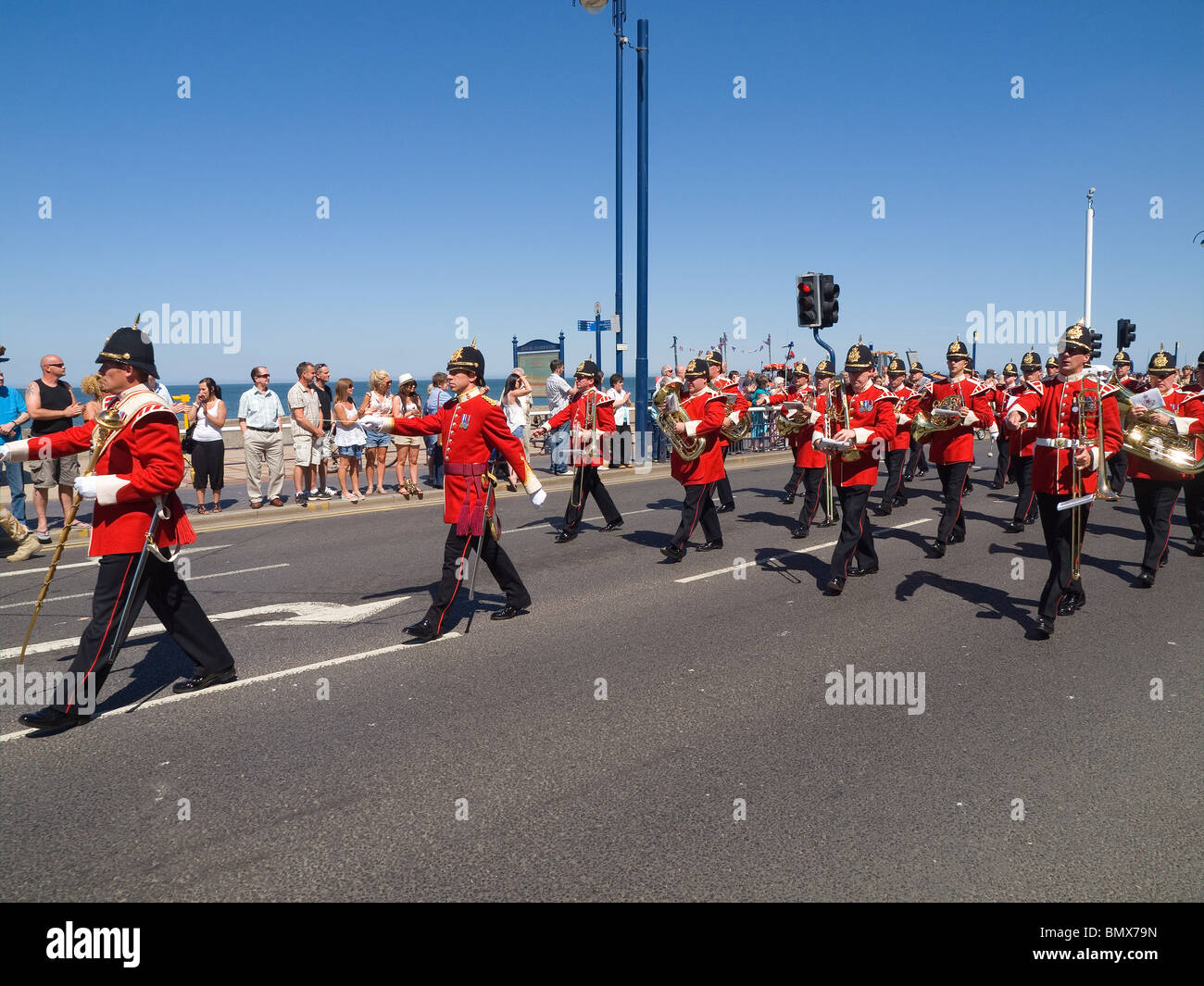 Die Band des Königs Division führen die Yorkshire Regiment marschieren durch Redcar bei ihrer Rückkehr aus Afghanistan Juni 2011 Stockfoto