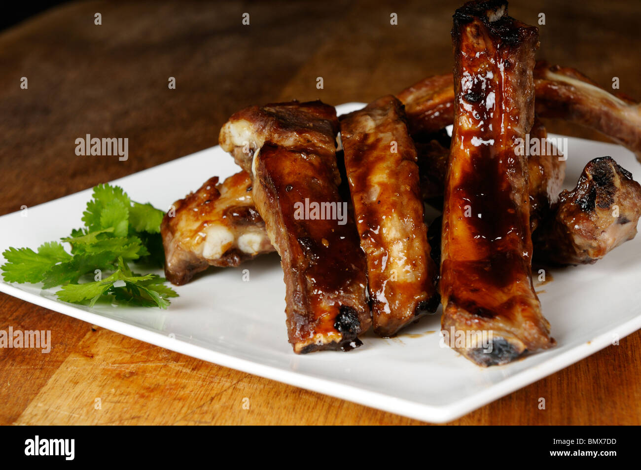 Stock Foto von verglasten Schweinefleisch Spareribs auf einem weißen Teller. Stockfoto