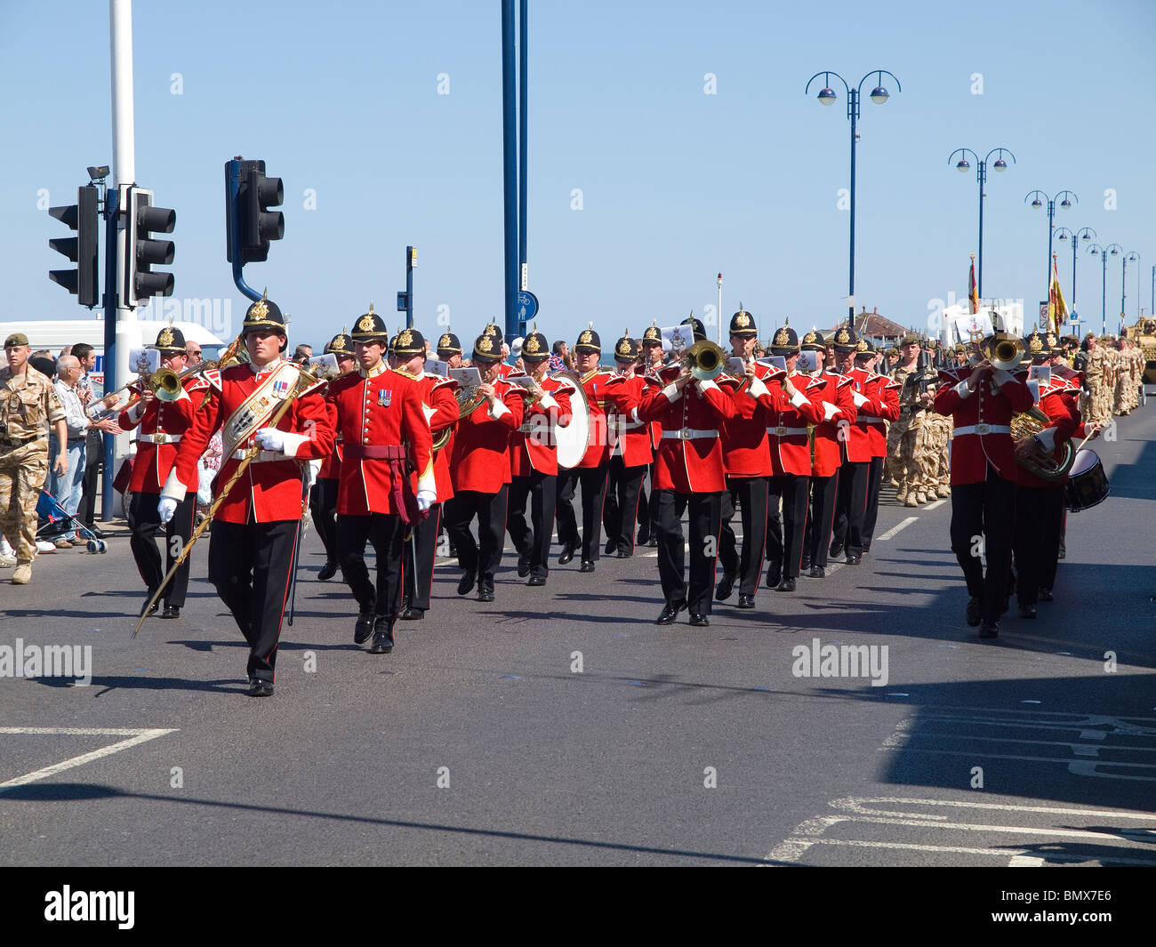 Die Band des Königs Division führen die Yorkshire Regiment marschieren durch Redcar bei ihrer Rückkehr aus Afghanistan Juni 2010 Stockfoto