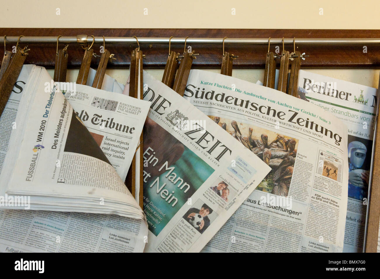 Zeitungen hängen Rack im berühmten Café Einstein in Charlottenburg in Berlin Deutschland Stockfoto