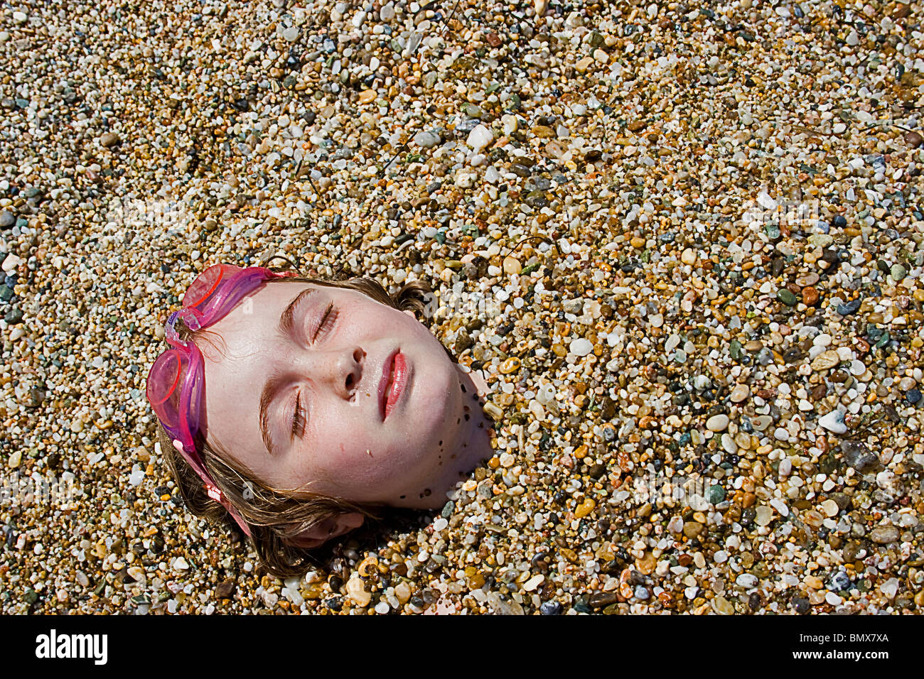 Kinder Kopf in Strandsand Stockfoto