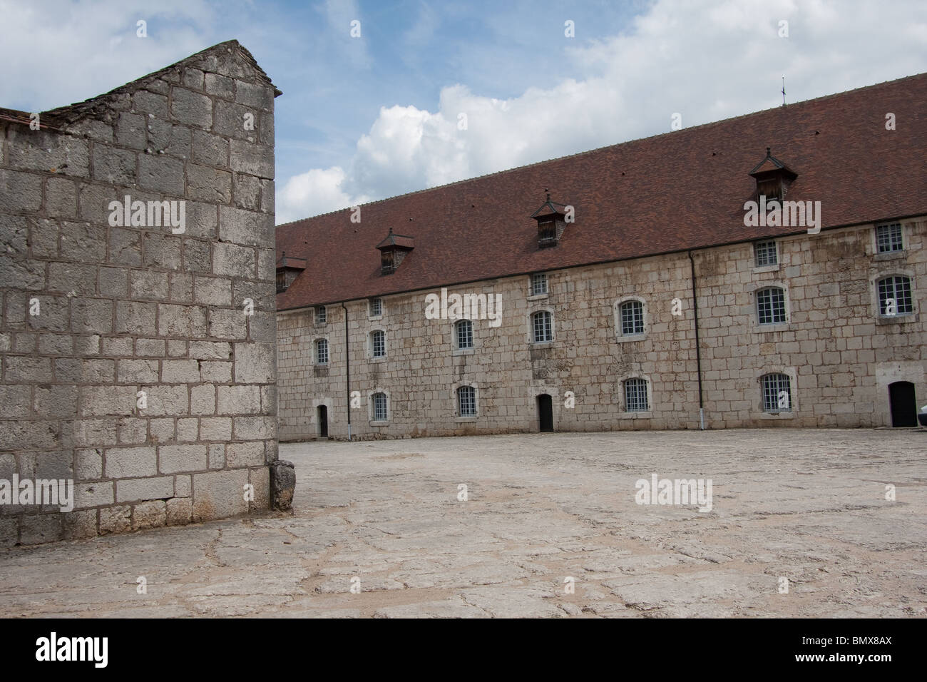 großes Schloss Hof Windows erneuert Türen Stockfoto