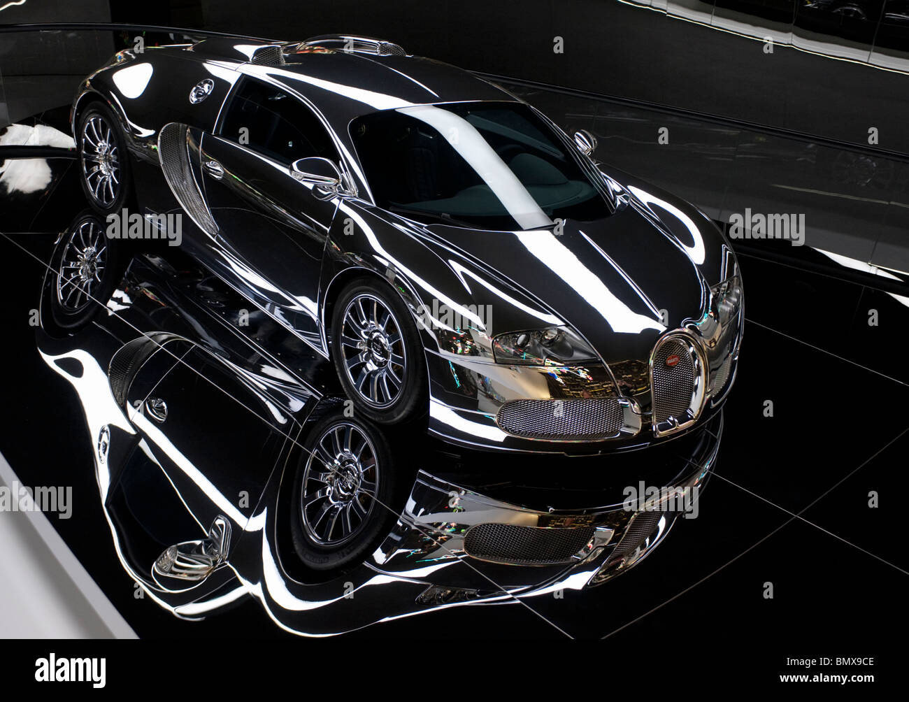 Versilbert Bugatti Veyron auf dem Display an Autostadt neben Volkswagenwerk in Wolfsburg in Deutschland Stockfoto