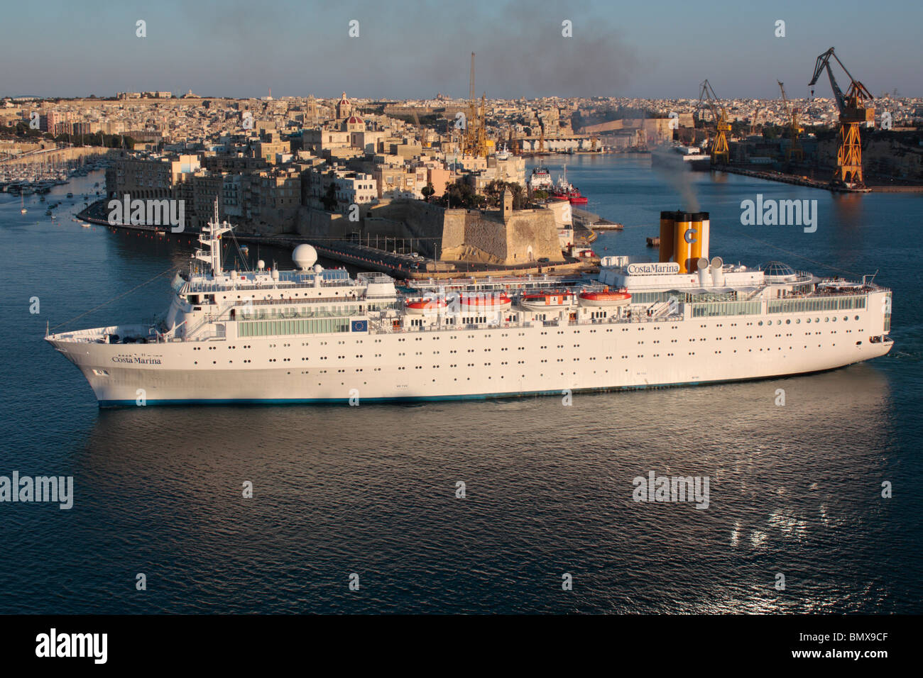 Tourismus, Luftverschmutzung und Umwelt. Das Kreuzfahrtschiff Costa Marina emittiert Rauchabgase bei der Abfahrt von Malta. Hohe Emissionen von Heizöl. Stockfoto