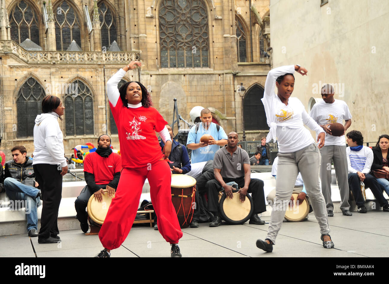 Fete De La Musique ist ein Musikfestival, das jedes Jahr am 21. Juni in Frankreich stattfindet. Schwarzen Tanz Darsteller. Stockfoto