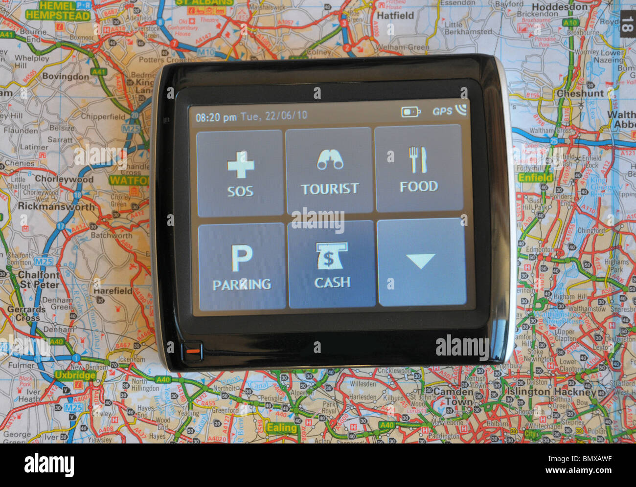 ein Navi sitzt auf einer Straßenkarte mit einem Touch-Screen zeigt Untermenüs Reiseinformationen. Stockfoto