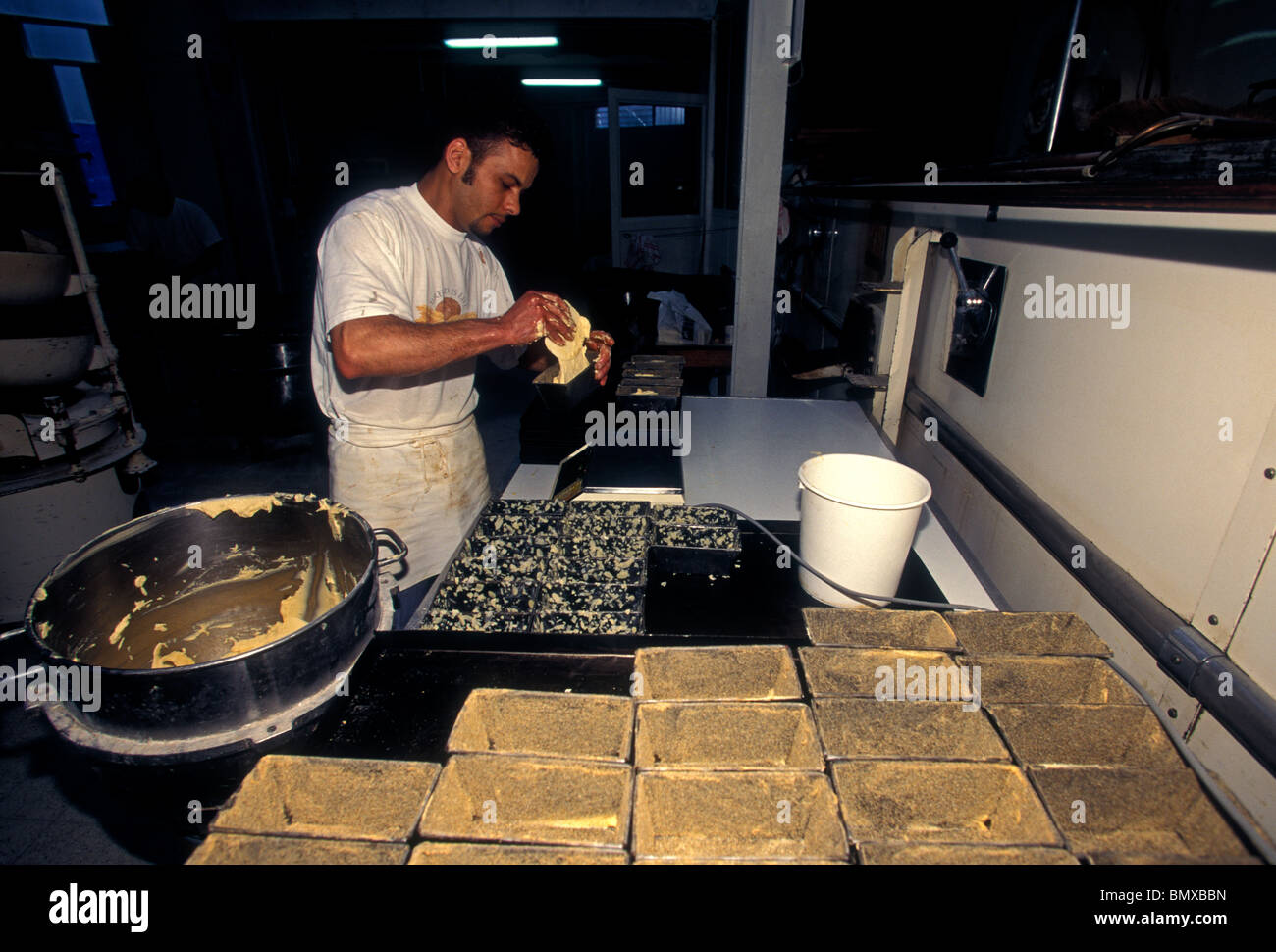 Belgische Mann, Angestellter, Arbeiter, Arbeiten, Bäcker, backen Kekse, Kekse, Maison j dandoy, Keksfabrik, Stadt Brüssel, Brüssel, Belgien Stockfoto