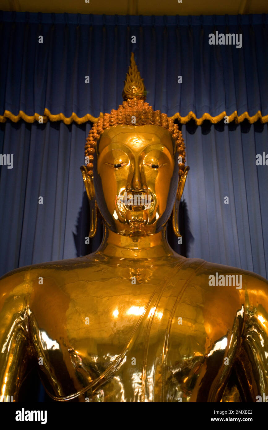 Buddha-Statue aus reinem Gold am Tempel des goldenen Buddha Wat Traimit Bangkok Thailand gemacht Stockfoto